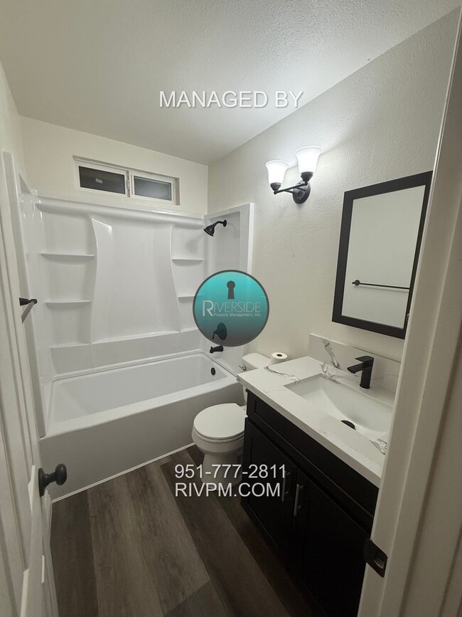 Building Photo - 3 Bedroom + 1 Bath Located in Riverside