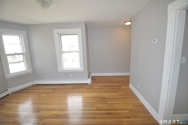 Building Photo - 203 Main St