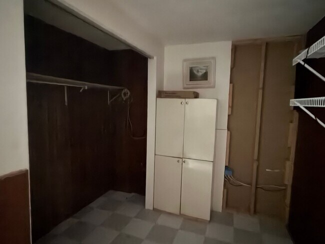 Building Photo - Updated 3 bedroom/2 Full Bath Huber Heights Ranch