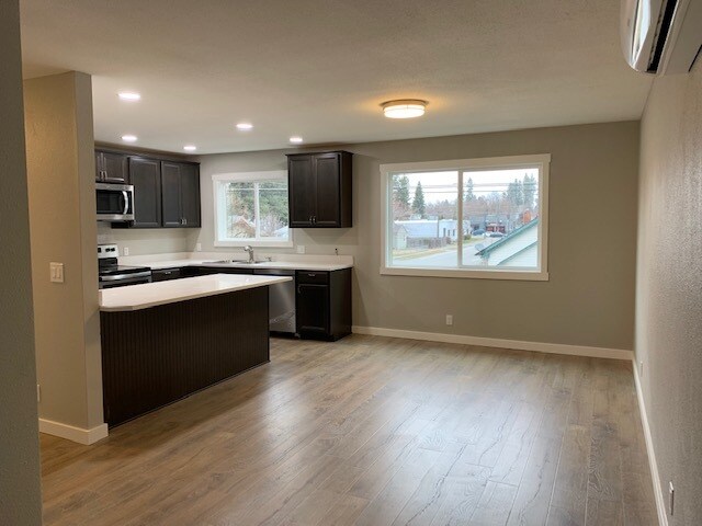 Large Dining and breakfast bar - 1503 E Mullan Ave