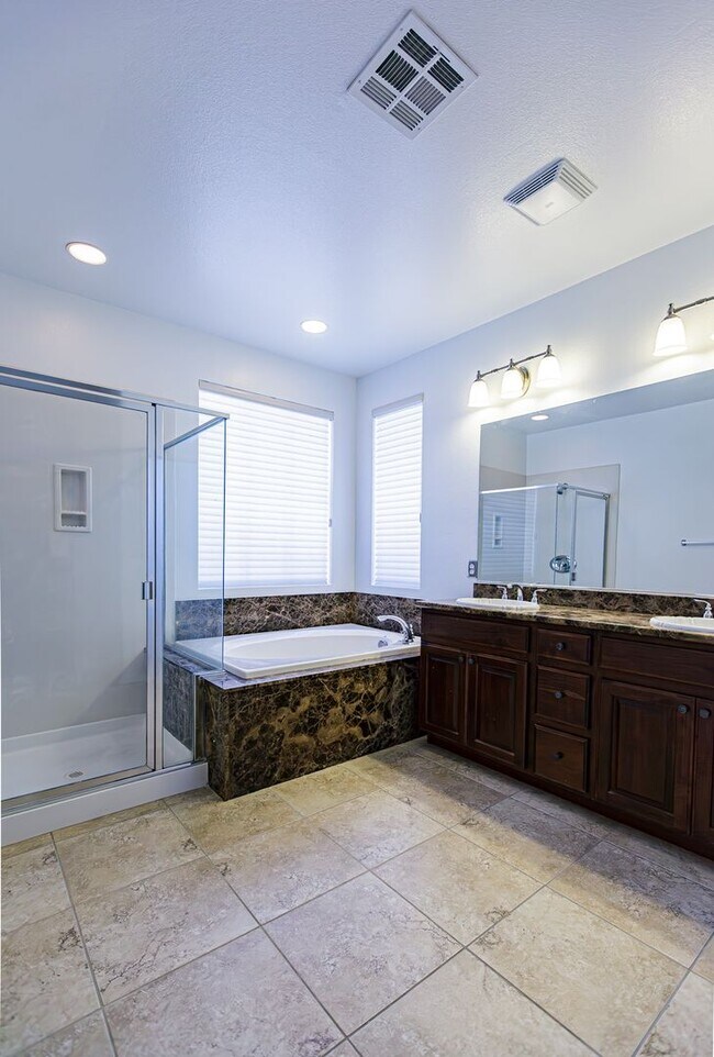 Building Photo - Townhome near Downtown Summerlin