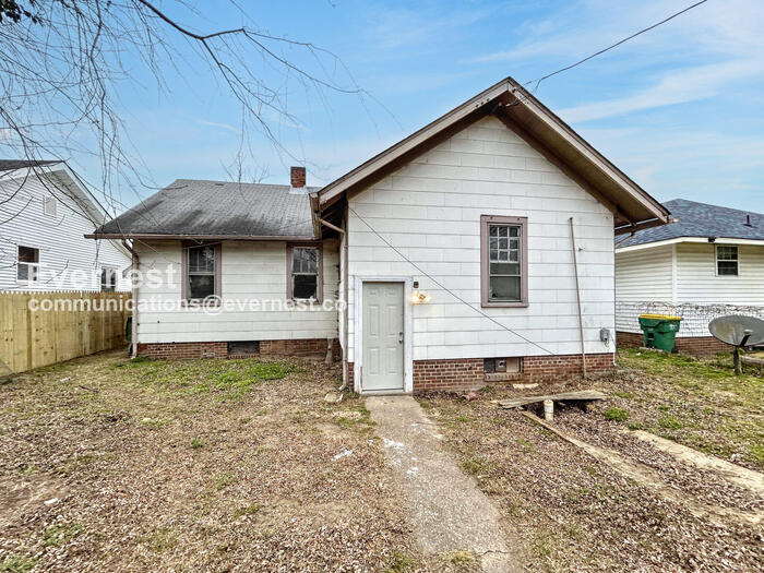 Building Photo - 802 E Broadway