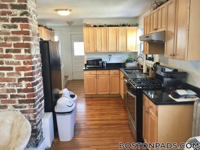 Building Photo - 185 Hillside St