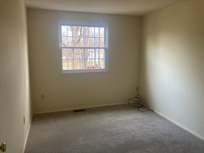 Building Photo - 9640 Greenmeadow Cir