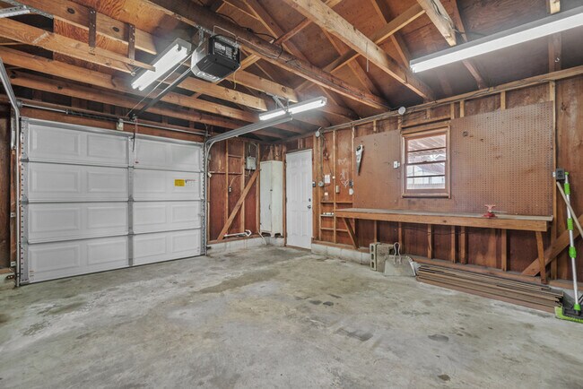 Building Photo - 3405 Somme Ave