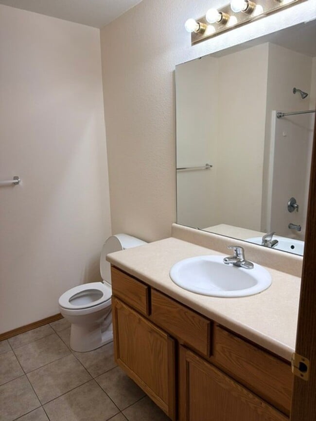 Building Photo - All brick 3 bed 2 bath in SE Springfield