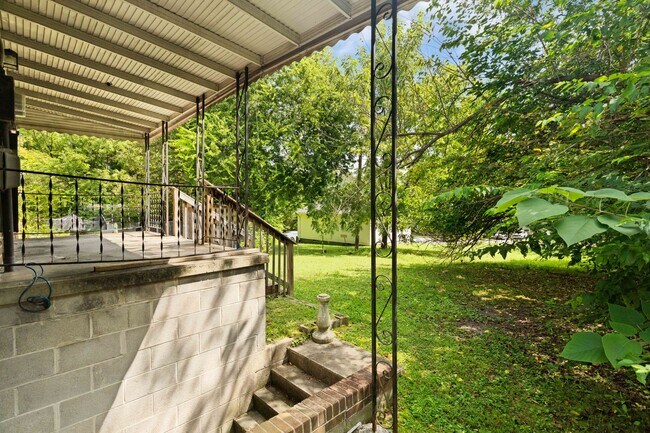 Building Photo - 516 N Center St