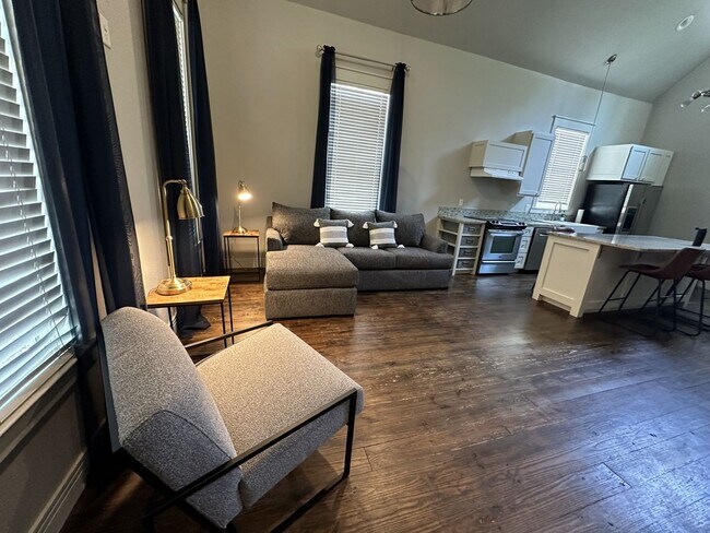 Building Photo - 2 bedroom HOUSE on the edge of Baylor's campus!