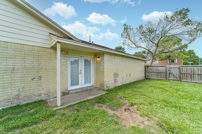 Building Photo - 2122 Clemson Dr