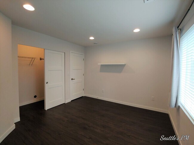 Building Photo - Contemporary Home in Bryant for Rent!