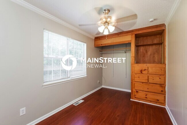 Building Photo - 4 Bedroom Pet-Friendly Home in Charlotte, NC with Main Street Renewal