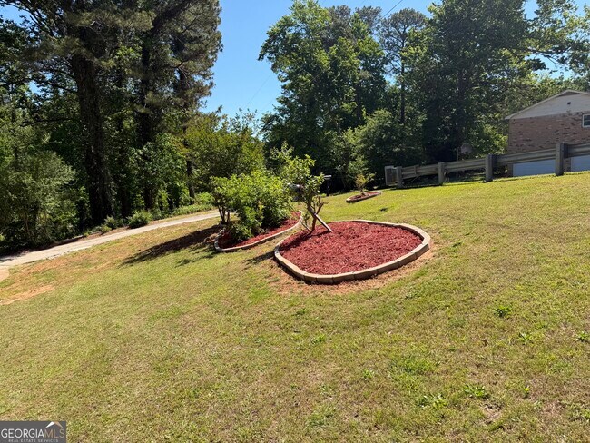 Building Photo - 3336 Camelot Dr NE