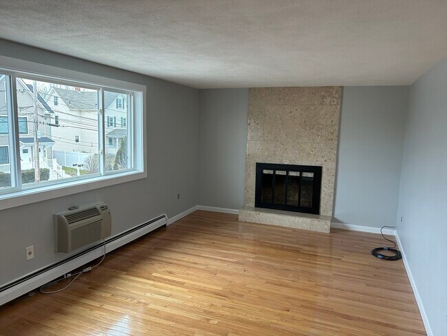 Building Photo - 52 Waltham St