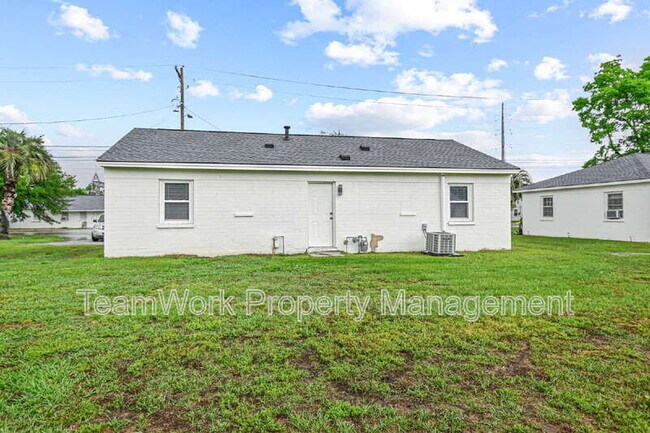 Building Photo - 3015 Azalea Dr