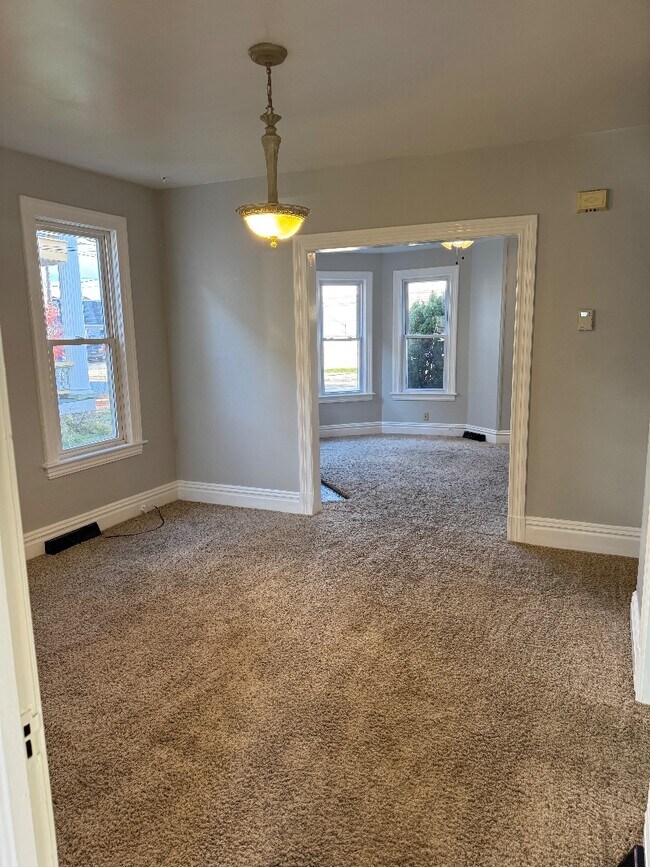 Building Photo - 374 Pine St