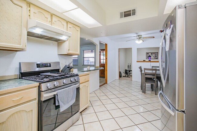 Building Photo - Spacious 3 Bedroom 2 bath with Solar Panels