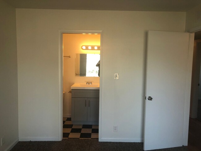 Building Photo - Large 3 Bedroom 2 Bath 1/2 Plex in Rancho ...