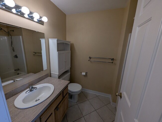 Building Photo - Immaculate End Unit in Desirable Weatherst...