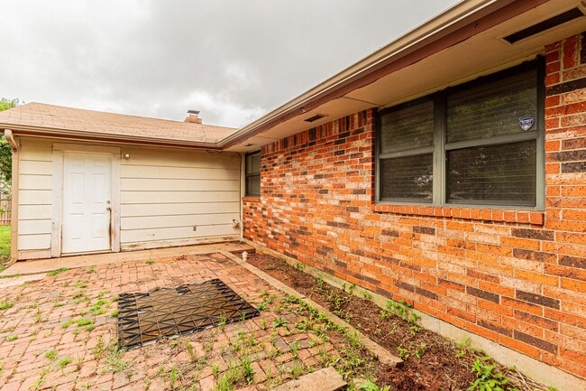 Building Photo - 3 Bed 2 Bath in OKC!