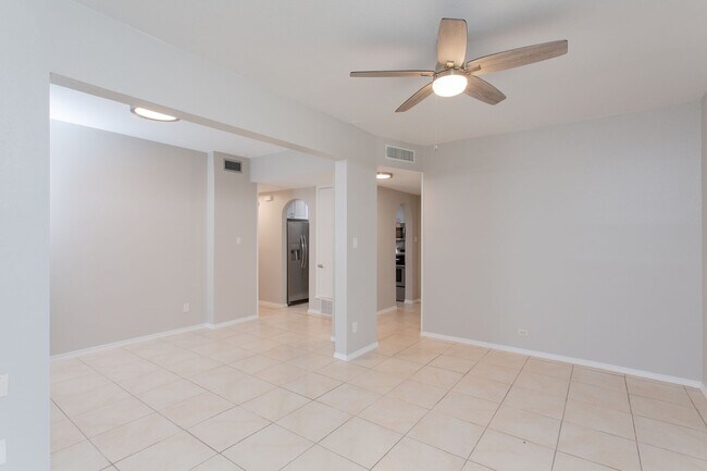 Building Photo - Beautiful Townhome in Alamo Heights!!