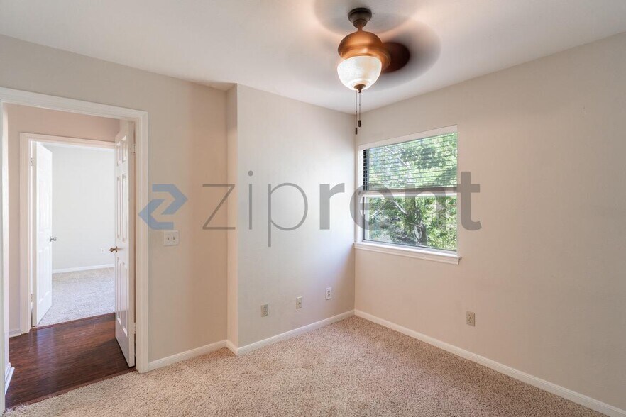 Building Photo - Unit B