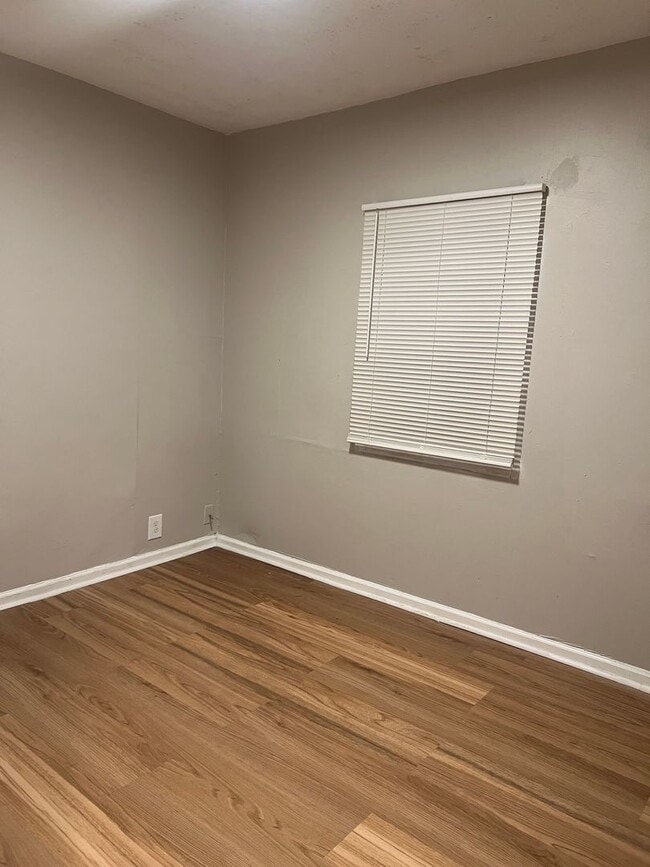 Building Photo - 1468 W 32nd St