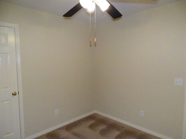 Building Photo - 5907 Deer Lake Dr