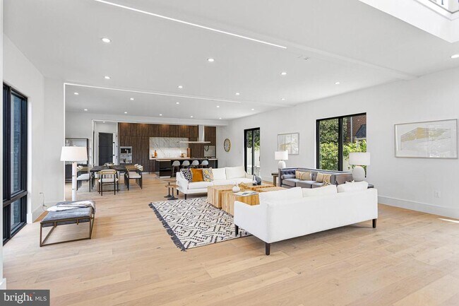 Building Photo - 1733 Chain Bridge Rd