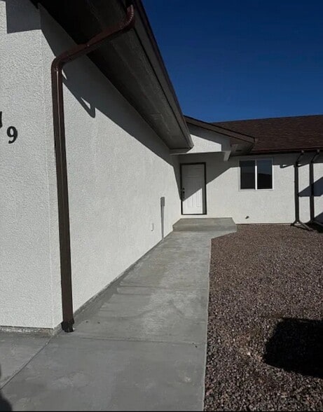 Building Photo - 719 S Bellflower Dr