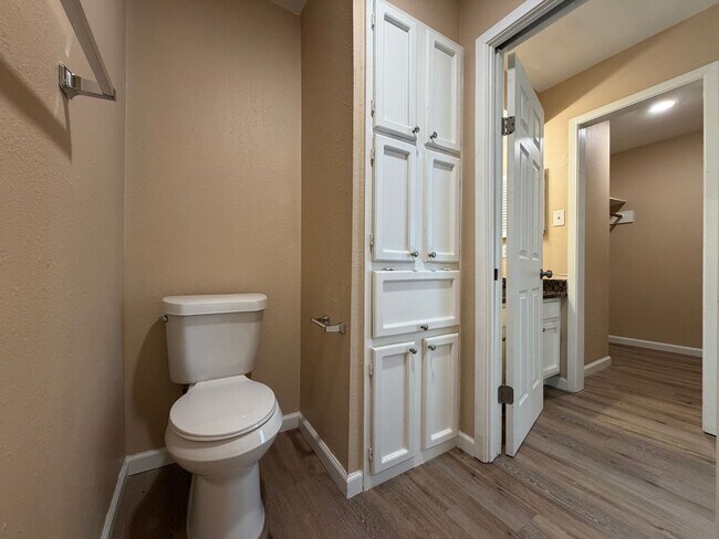 Building Photo - South Side Two Story Townhome!!