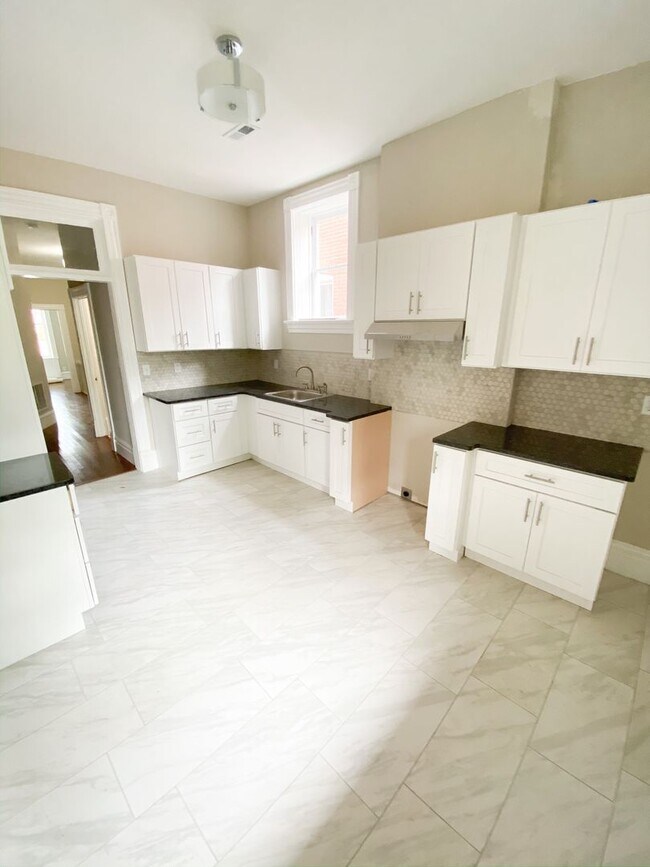 Building Photo - Fully Remodeled 2 bed 1 bath, just steps from Cherokee