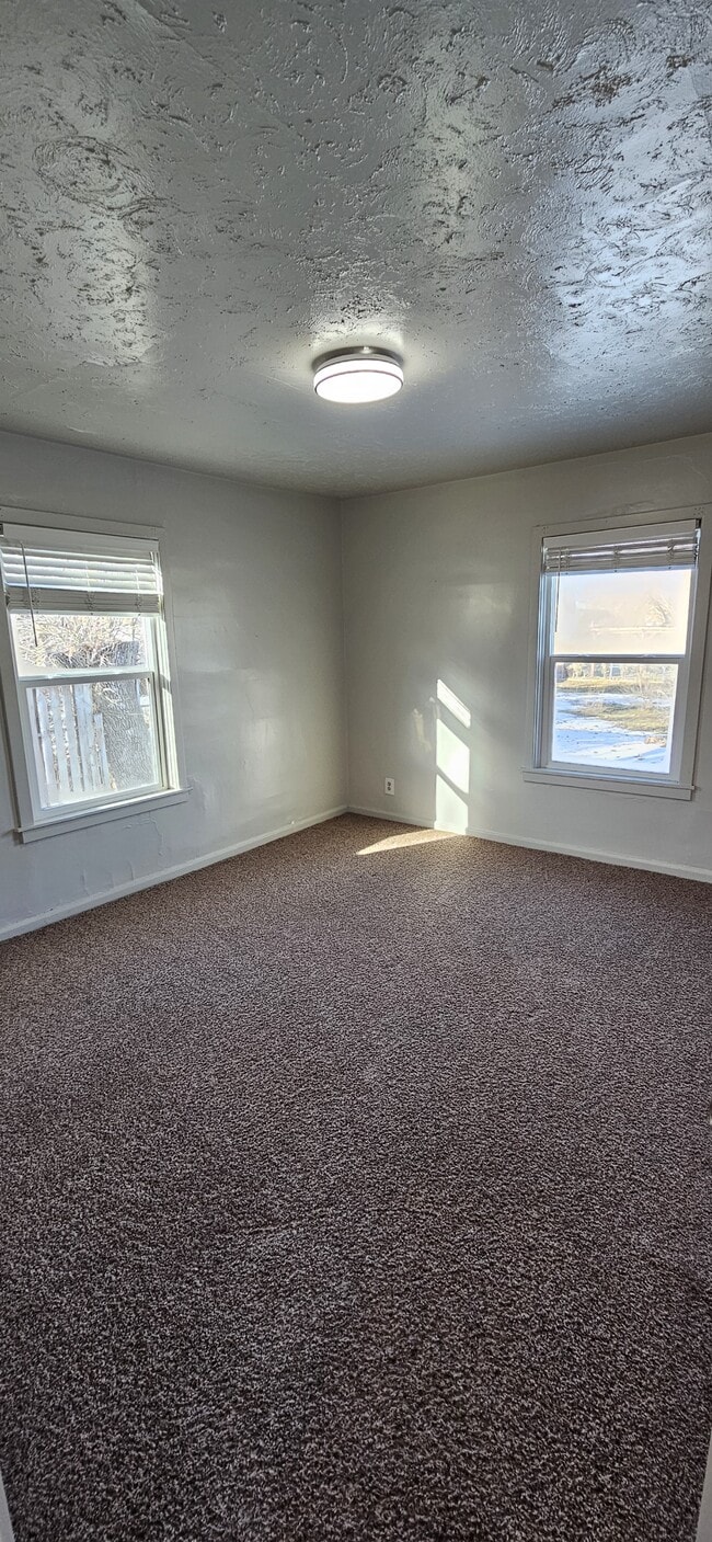 Building Photo - 701 E 200 N