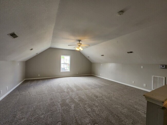 Building Photo - $1850 3 Beds 2.5 Bath + Bonus Room & Storm...