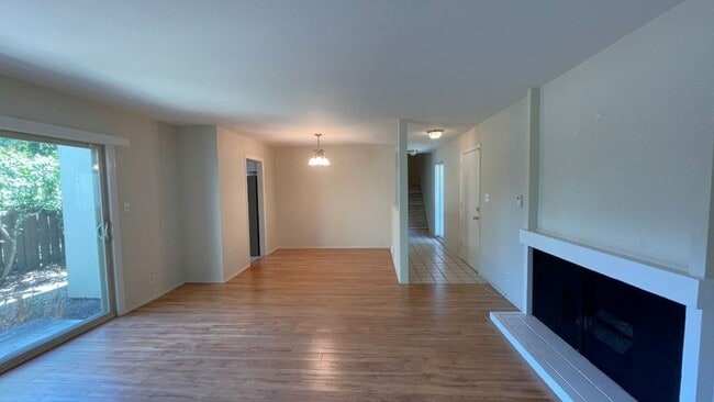 Building Photo - Walnut Creek! Highly desirable Countrywood...