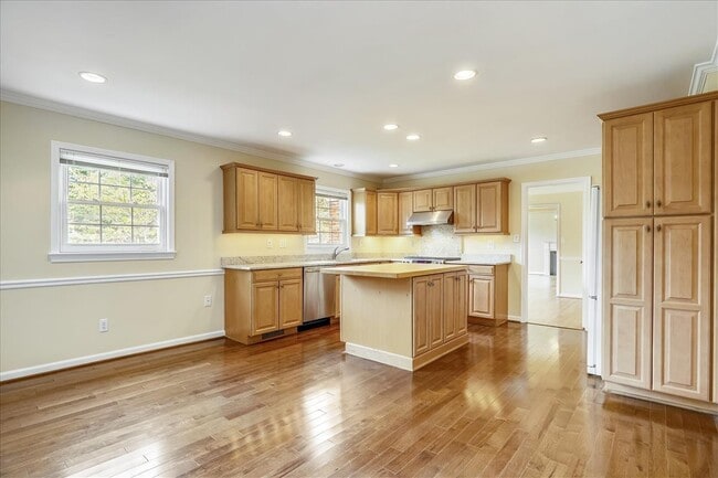 Building Photo - Beautiful 4 BR 3 BA home in quiet neighbor...