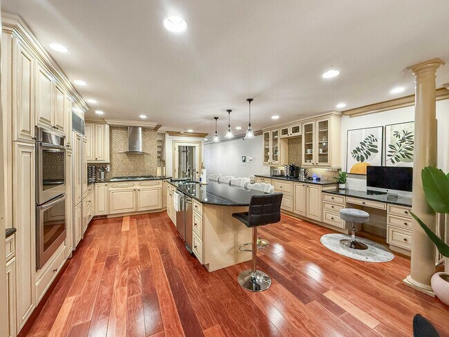 Building Photo - 602 S Front St