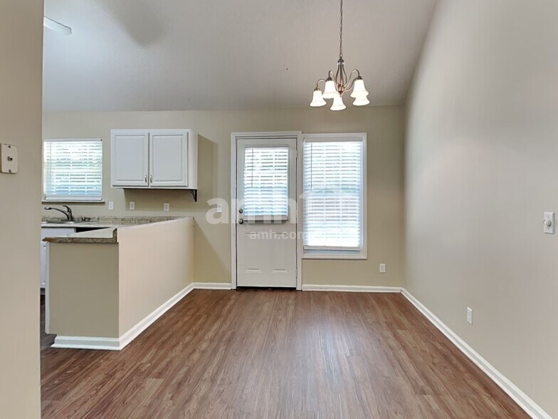 Building Photo - 131 Junco Way
