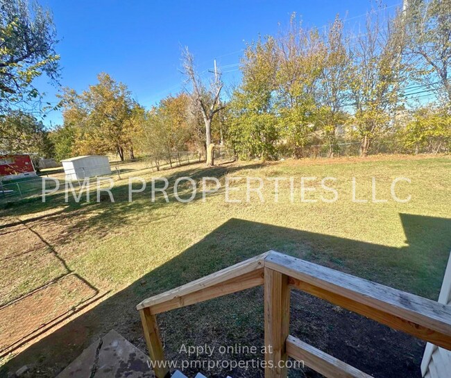 Building Photo - 3 Bedrooms / 1 Bathroom House