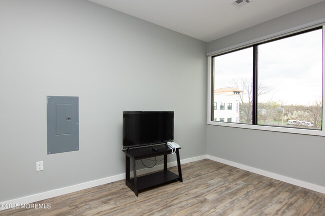 Building Photo - 1075 Stephenson Ave