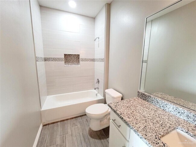 Building Photo - 15 Davenport St