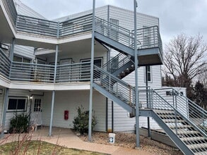 Building Photo - Updated 2 Bedroom, 2 Bath Condo (Available Immediately)