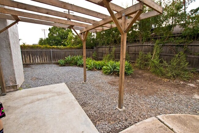 Building Photo - Beautiful 4BR/3 Full BA single family home with large yard