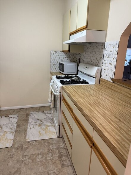 Building Photo - 304 Town Hill Condominium