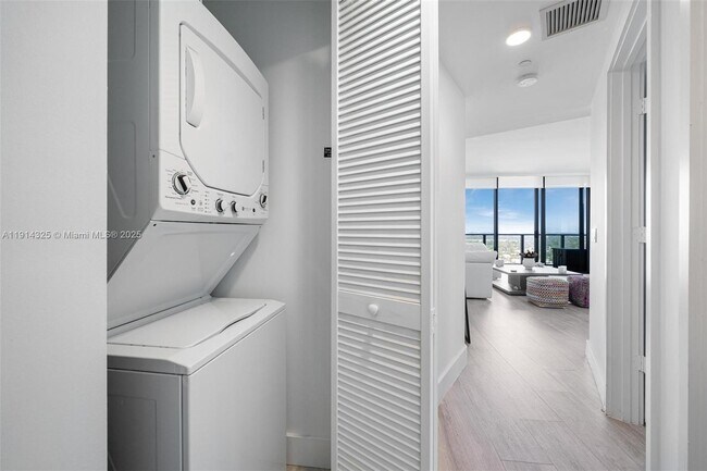 Building Photo - 121 NE 34th St