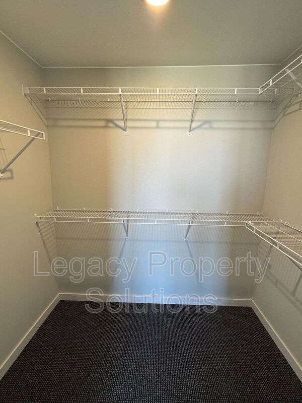 Building Photo - 220 E Greenfield Ln