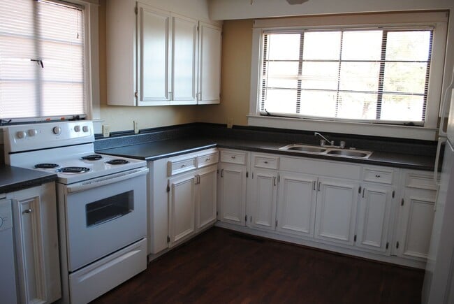 Building Photo - 3BR Brick House