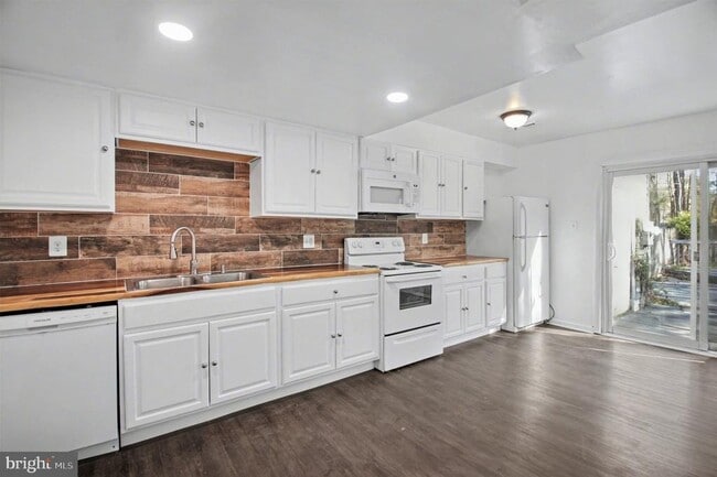 Building Photo - 14113 Morrison Ct