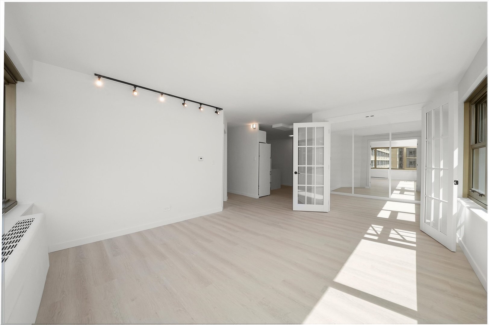 Building Photo - 247 E Chestnut St