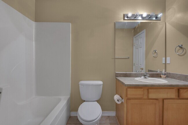 Building Photo - "Charming 3-Bed Townhouse Retreat with 2.5...