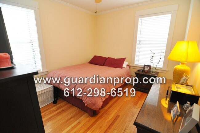 Building Photo - Merriam Park Condo Available September 1st, Main Floor Corner Unit, Hardwood Floors, Sunroom, Par...